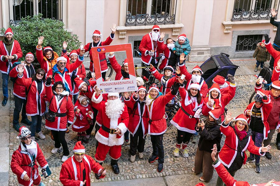 Il Museo si tinge di rosso per il Raduno dei Babbi Natale di Fondazione Forma
