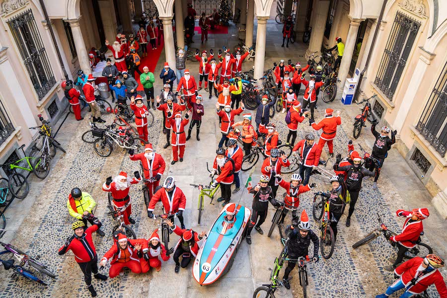 La pedalata dei Babbi Natale arriva al Museo: le foto
