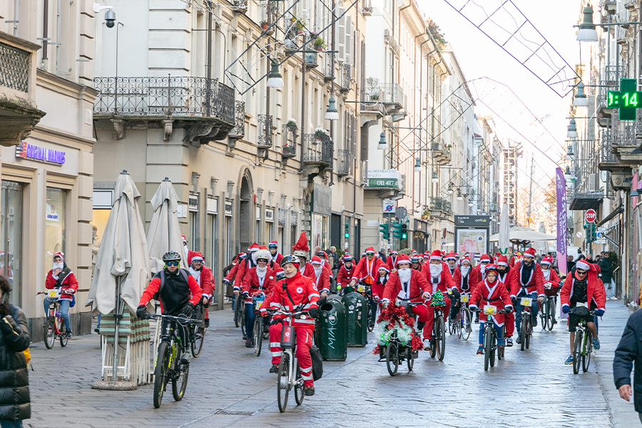 Il Museo si tinge di rosso per il Raduno dei Babbi Natale di Fondazione Forma
