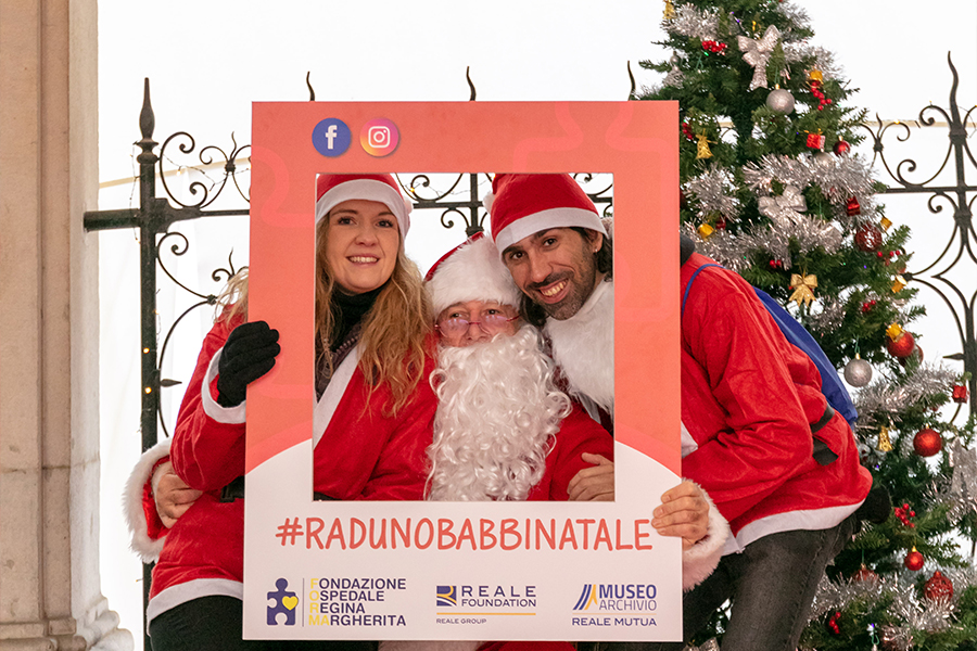 Il Museo si tinge di rosso per il Raduno dei Babbi Natale di Fondazione Forma
