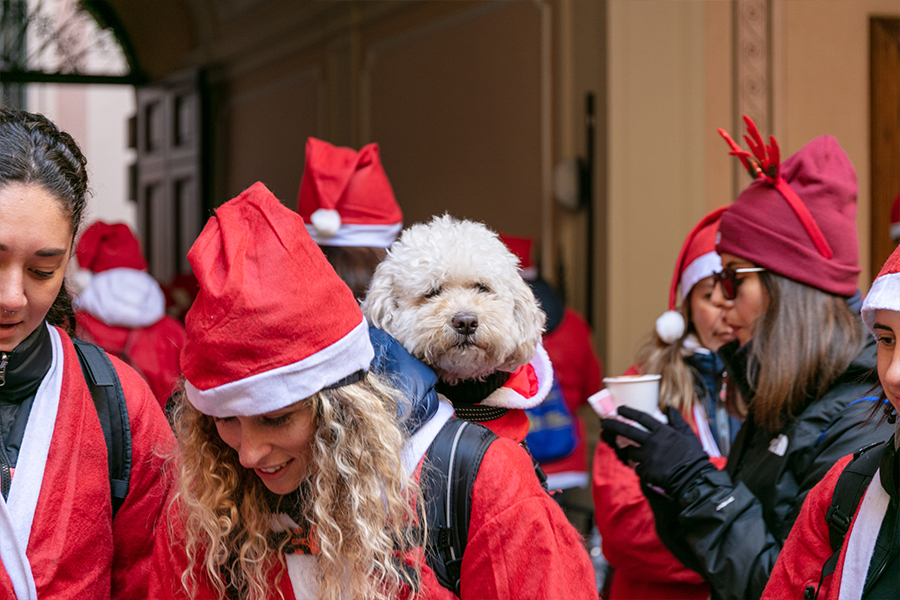 Il Museo si tinge di rosso per il Raduno dei Babbi Natale di Fondazione Forma
