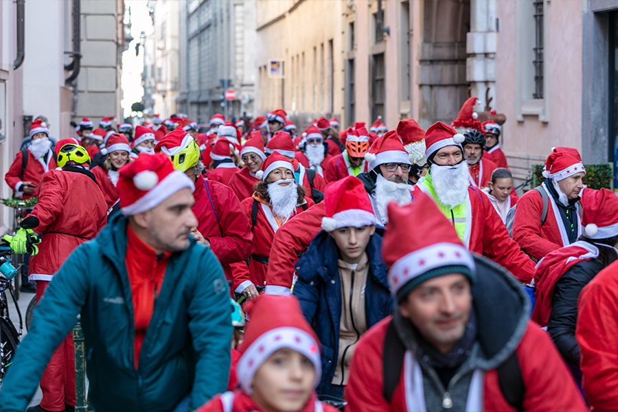Il Museo si tinge di rosso per il Raduno dei Babbi Natale di Fondazione Forma
