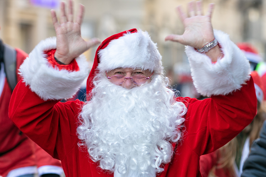 Il Museo si tinge di rosso per il Raduno dei Babbi Natale di Fondazione Forma
