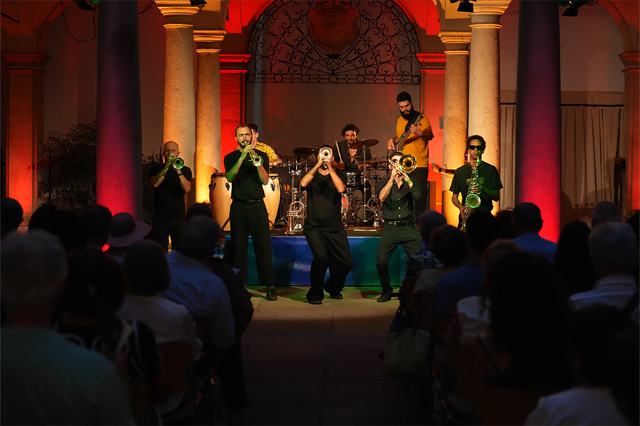 Il jazz di strada arriva a Palazzo Biandrate con la Rusty Brass Band
