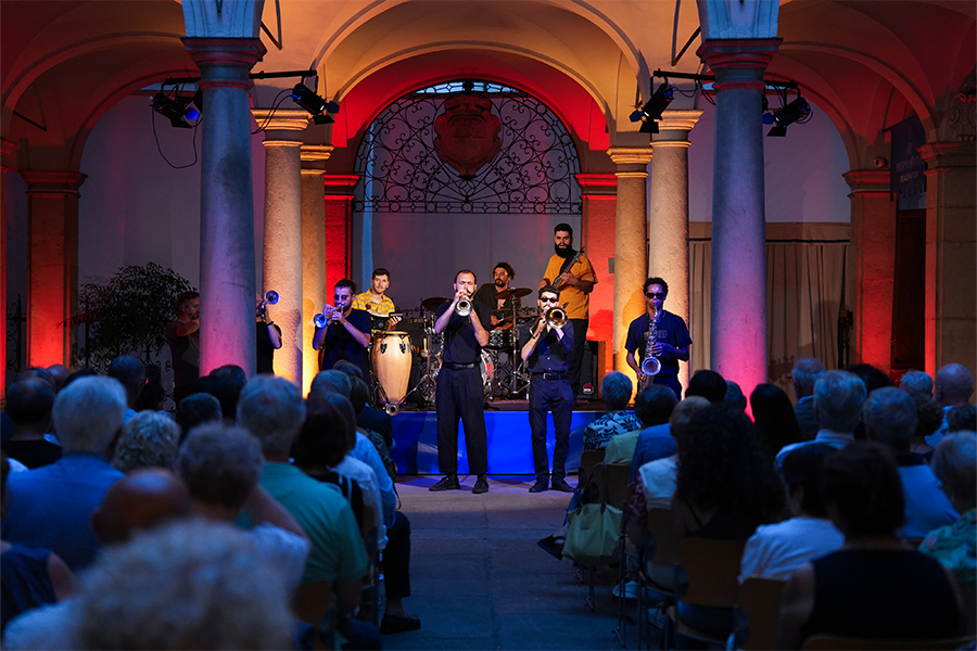 Il jazz di strada arriva a Palazzo Biandrate con la Rusty Brass Band
